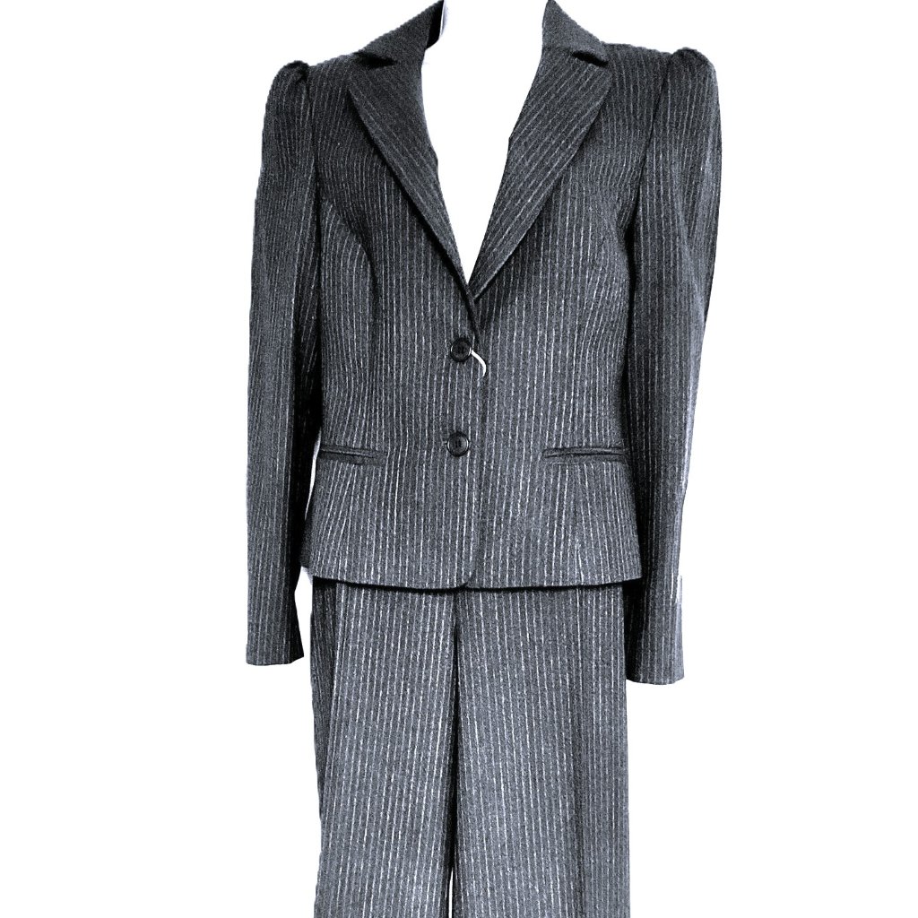 8 By Essentials Italy Women's Pinstripe Suit Blazer& Pants Set. Size 44.
